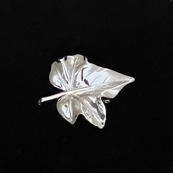 Vintage Signed Crown Trifari Silver Tone Veined Maple Leaf Brooch Pin - Picture 3 of 6